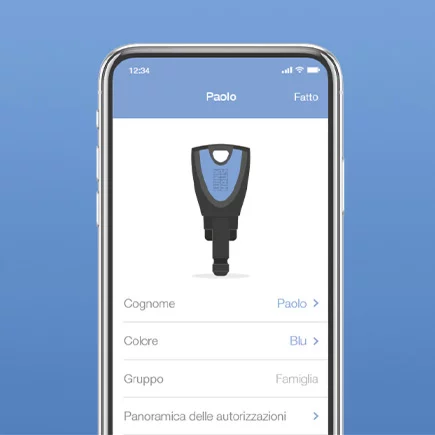 Zutrittsorganisation blueCompact Smartphone vor hellblauen Hintergrund italienisch