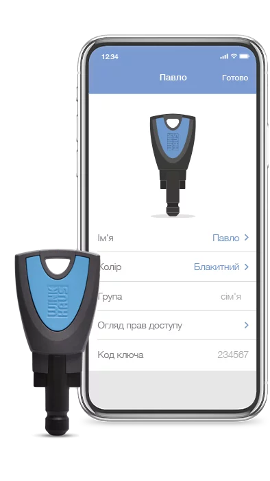 Zutrittsorganisation blueCompact Schluessel vor Smartphone ukrainisch 